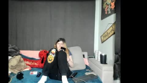 roxihazeleyes online show from February 24, 3:16 am