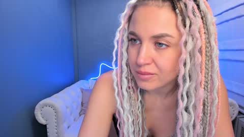 Snapshot of roxy_mars chatting on December 19, 1:07 am Roxy online show from December 19, 1:07 am
