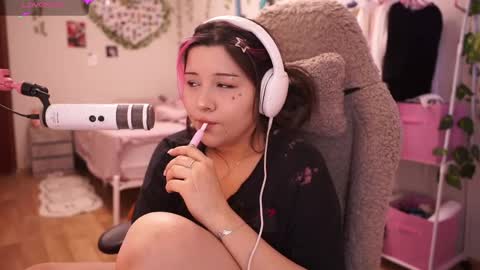 roxysuh online show from April 4, 8:02 am