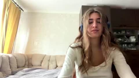 Mia online show from July 28, 8:23 am