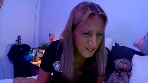 ryeanne25 online show from October 28, 4:40 am