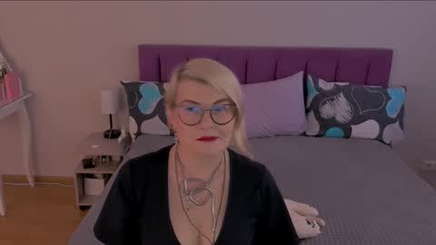 Snapshot of sabrinamacmarren chatting on February 20, 7:45 am Sabrina MacMarren online show from February 20, 7:45 am