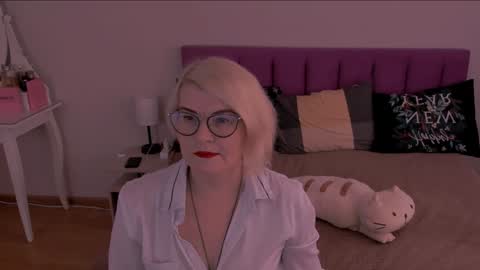 Snapshot of sabrinamacmarren chatting on February 4, 7:51 am Sabrina MacMarren online show from February 4, 7:51 am