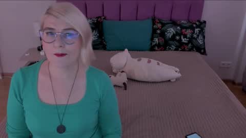 Snapshot of sabrinamacmarren chatting on February 13, 8:17 am Sabrina MacMarren online show from February 13, 8:17 am