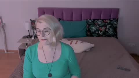 Snapshot of sabrinamacmarren chatting on February 9, 3:23 pm Sabrina MacMarren online show from February 9, 3:23 pm