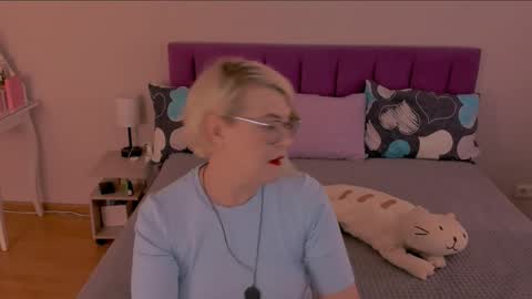 Snapshot of sabrinamacmarren chatting on February 23, 7:06 am Sabrina MacMarren online show from February 23, 7:06 am