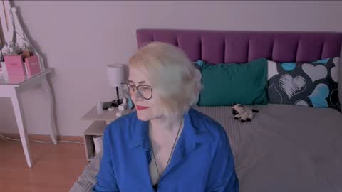 Snapshot of sabrinamacmarren chatting on January 24, 5:32 pm Sabrina MacMarren online show from January 24, 5:32 pm