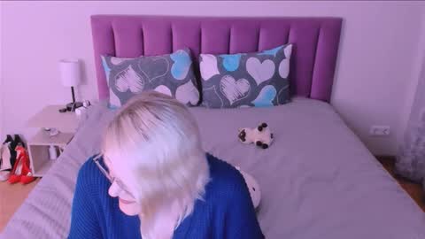 Snapshot of sabrinamacmarren chatting on September 10, 6:19 pm Sabrina MacMarren online show from September 10, 6:19 pm