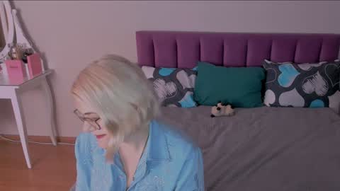 Snapshot of sabrinamacmarren chatting on January 28, 4:41 pm Sabrina MacMarren online show from January 28, 4:41 pm