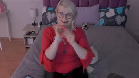 Snapshot of sabrinamacmarren chatting on February 16, 7:05 pm Sabrina MacMarren online show from February 16, 7:05 pm