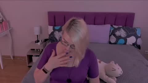 Snapshot of sabrinamacmarren chatting on February 24, 10:13 am Sabrina MacMarren online show from February 24, 10:13 am