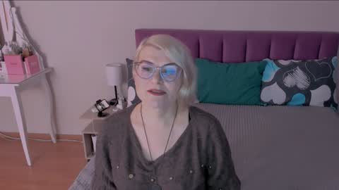 Snapshot of sabrinamacmarren chatting on January 26, 6:49 am Sabrina MacMarren online show from January 26, 6:49 am