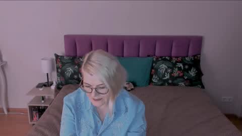 Snapshot of sabrinamacmarren chatting on February 6, 6:24 pm Sabrina MacMarren online show from February 6, 6:24 pm