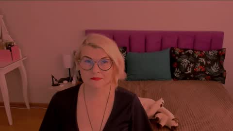 Snapshot of sabrinamacmarren chatting on February 5, 8:32 am Sabrina MacMarren online show from February 5, 8:32 am