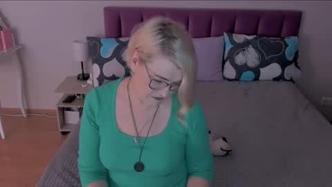 Snapshot of sabrinamacmarren chatting on February 18, 5:20 am Sabrina MacMarren online show from February 18, 5:20 am