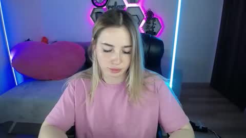 Snapshot of sabrinviolet chatting on September 30, 8:09 am Sabrina Violet online show from September 30, 8:09 am