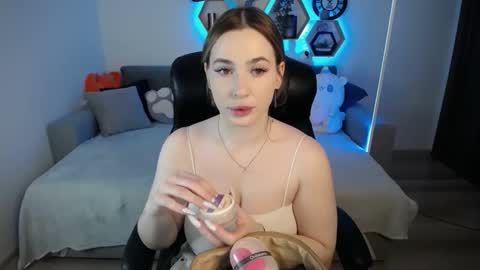 Snapshot of sabrinviolet chatting on February 23, 9:06 am Sabrina Violet online show from February 23, 9:06 am
