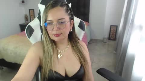 Snapshot of samy_vsn chatting on February 3, 9:29 pm samy_vsn online show from February 3, 9:29 pm