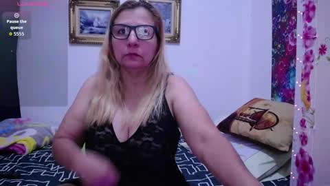 Snapshot of sara211 chatting on October 5, 9:20 pm sara online show from October 5, 9:20 pm