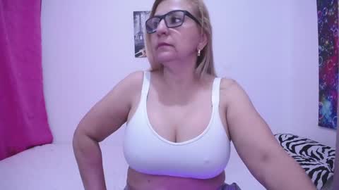 Snapshot of sara211 chatting on January 10, 9:31 pm sara online show from January 10, 9:31 pm