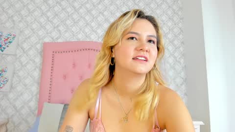 Snapshot of sara__williams chatting on February 4, 3:44 am Sara online show from February 4, 3:44 am