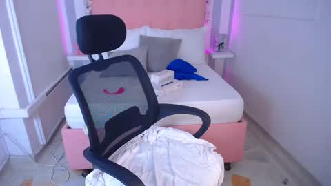 Snapshot of sara_angeelss chatting on October 1, 12:15 am Sara... online show from October 1, 12:15 am