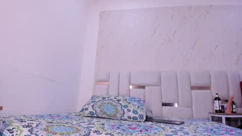 sara_sm1th_ online show from May 17, 12:59 pm