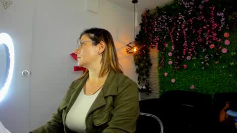 Sarah Deyvis online show from November 3, 3:49 pm