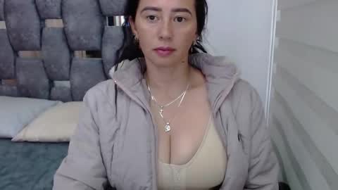 Snapshot of sarahott_1 chatting on January 6, 1:30 pm Lia online show from January 6, 1:30 pm