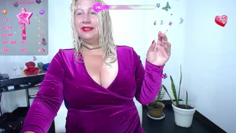 Snapshot of saralovens chatting on December 2, 11:44 am Saraloves online show from December 2, 11:44 am
