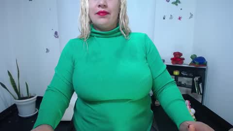 Snapshot of saralovens chatting on January 22, 1:00 pm Saraloves online show from January 22, 1:00 pm