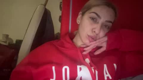 Snapshot of sarrah_rossy chatting on February 1, 10:34 pm Sarrah online show from February 1, 10:34 pm