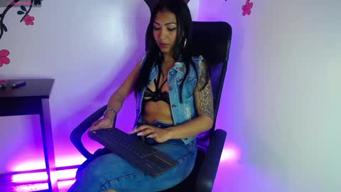 Snapshot of sasha_brattz chatting on December 24, 6:00 am Sasha Brattz online show from December 24, 6:00 am