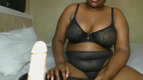 Snapshot of sassie_bee chatting on January 14, 10:55 pm sassie_bee online show from January 14, 10:55 pm