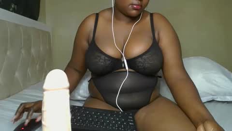 Snapshot of sassie_bee chatting on January 16, 1:58 am sassie_bee online show from January 16, 1:58 am