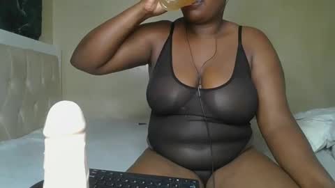 Snapshot of sassie_bee chatting on February 16, 12:22 am sassie_bee online show from February 16, 12:22 am