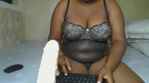 Snapshot of sassie_bee chatting on March 5, 11:49 pm sassie_bee online show from March 5, 11:49 pm