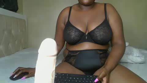 Snapshot of sassie_bee chatting on February 14, 11:53 pm sassie_bee online show from February 14, 11:53 pm