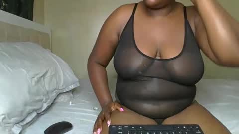 Snapshot of sassie_bee chatting on February 6, 10:53 pm sassie_bee online show from February 6, 10:53 pm
