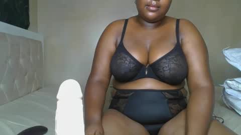 Snapshot of sassie_bee chatting on February 28, 10:06 pm sassie_bee online show from February 28, 10:06 pm