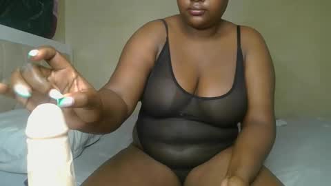 Snapshot of sassie_bee chatting on December 11, 12:02 am sassie_bee online show from December 11, 12:02 am