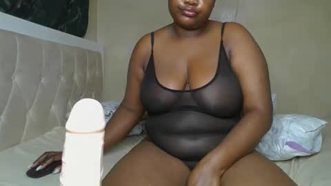 Snapshot of sassie_bee chatting on December 22, 1:33 am sassie_bee online show from December 22, 1:33 am