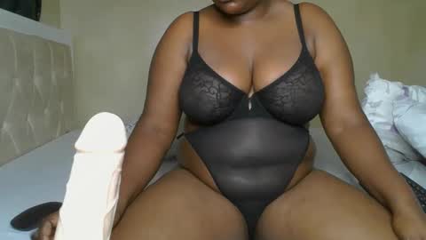 Snapshot of sassie_bee chatting on January 24, 11:02 pm sassie_bee online show from January 24, 11:02 pm