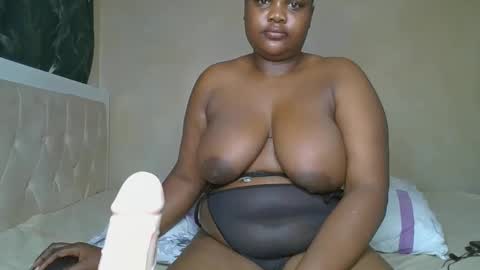 Snapshot of sassie_bee chatting on December 18, 11:40 pm sassie_bee online show from December 18, 11:40 pm