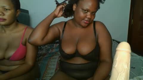 Snapshot of sassie_bee chatting on October 16, 2:25 am sassie_bee online show from October 16, 2:25 am