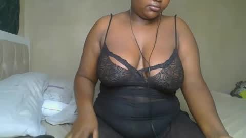 Snapshot of sassie_bee chatting on December 15, 10:37 pm sassie_bee online show from December 15, 10:37 pm