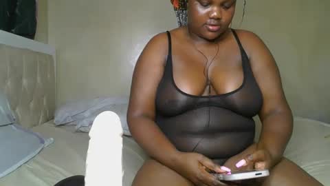 Snapshot of sassie_bee chatting on February 23, 10:05 pm sassie_bee online show from February 23, 10:05 pm