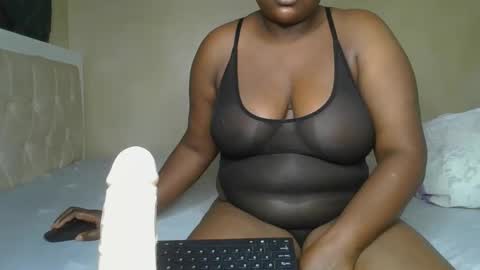 Snapshot of sassie_bee chatting on March 7, 12:04 am sassie_bee online show from March 7, 12:04 am