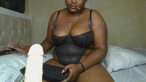 Snapshot of sassie_bee chatting on January 11, 12:55 am sassie_bee online show from January 11, 12:55 am