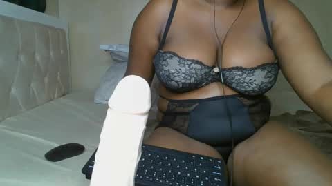 Snapshot of sassie_bee chatting on February 27, 2:10 am sassie_bee online show from February 27, 2:10 am